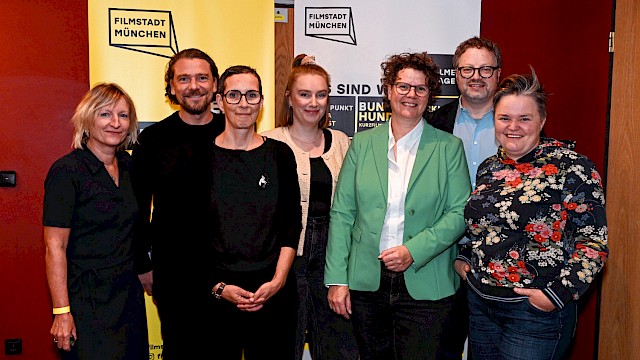 Festakt 40 Jahre Filmstadt München im Filmmuseum | Claudia Engelhardt (Filmmuseum München), Marek Wiechers (Stadtdirektor), Monika Haas (Geschäftsführerin Filmstadt München), Franziska Viehbacher (Geschäftsführerin Filmstadt München), Marion Lüttig (Stadträtin, Fraktion Die Grünen/Rosa Liste), Lars Mentrup (Stadtrat, SPD/Volt Fraktion), Sanne Kurz (Mdl, Fraktion Bündnis 90/die Grünen)  ©Ronny Heine