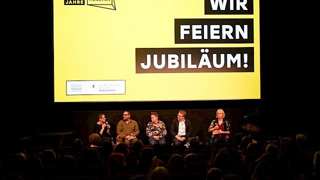 Festakt 40 Jahre Filmstadt München im Filmmuseum | Panel „2034 im Blick: Visionen für ein neues Jahrzehnt Filmkultur in München“ mit Monika Haas (Geschäftsführerin Filmstadt München e.V.), Konstantinos Mitsis (Griechische Filmwoche München und stellvertretender Vorstandsvorsitzender Filmstadt München e.V.), Sanne Kurz (Abgeordnete Grüne Fraktion Landtag Bayern), Lars Mentrup (Stadtrat SPD / Volt-Fraktion), Moderation: Christina Wolf (Journalistin und Moderatorin Bayerischer Rundfunk) ©Ronny Heine