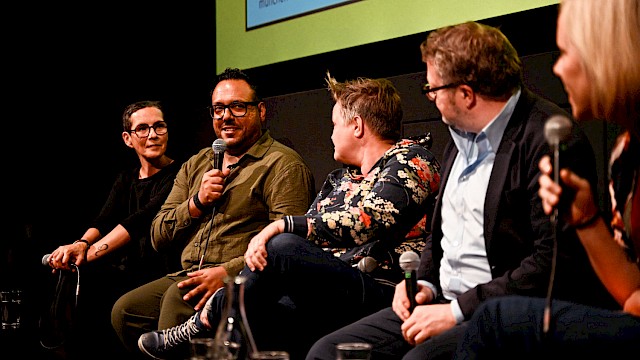 Festakt 40 Jahre Filmstadt München im Filmmuseum | Panel „2034 im Blick: Visionen für ein neues Jahrzehnt Filmkultur in München“ mit Monika Haas (Geschäftsführerin Filmstadt München e.V.), Konstantinos Mitsis (Griechische Filmwoche München und stellvertretender Vorstandsvorsitzender Filmstadt München e.V.), Sanne Kurz (Abgeordnete Grüne Fraktion Landtag Bayern), Lars Mentrup (Stadtrat SPD / Volt-Fraktion), Moderation: Christina Wolf (Journalistin und Moderatorin Bayerischer Rundfunk) ©Ronny Heine